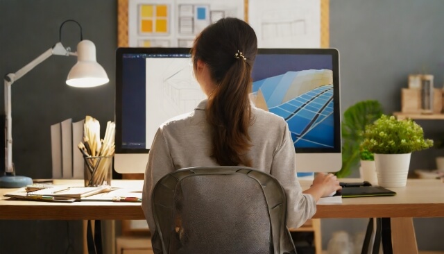 デスクワークの際にも良い姿勢を心がけている女性
